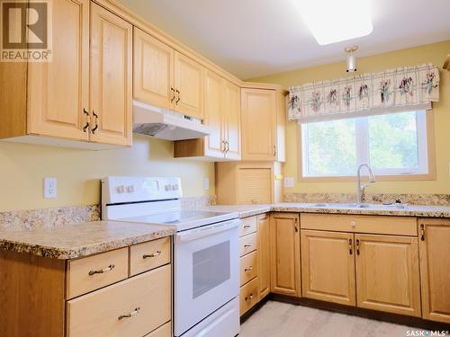 202 212 3Rd Avenue E, Rosetown, SK - Indoor Photo Showing Kitchen