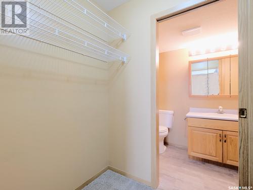 202 212 3Rd Avenue E, Rosetown, SK - Indoor Photo Showing Bathroom