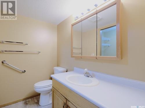 202 212 3Rd Avenue E, Rosetown, SK - Indoor Photo Showing Bathroom