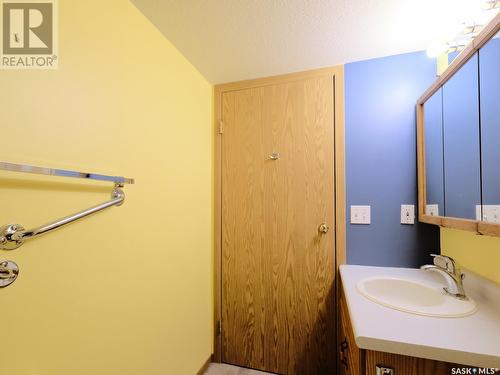 202 212 3Rd Avenue E, Rosetown, SK - Indoor Photo Showing Bathroom