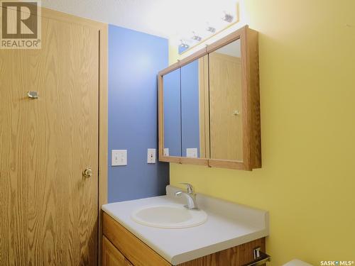 202 212 3Rd Avenue E, Rosetown, SK - Indoor Photo Showing Bathroom