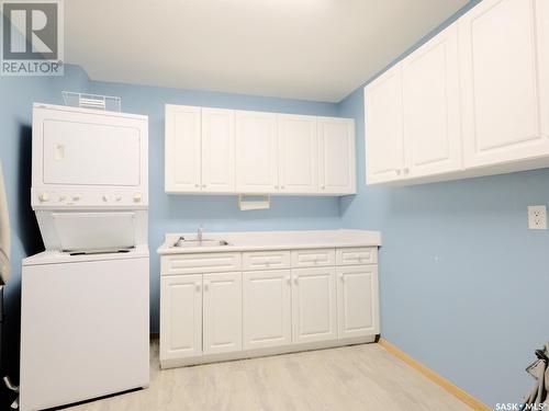 202 212 3Rd Avenue E, Rosetown, SK - Indoor Photo Showing Laundry Room