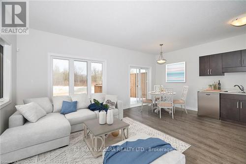 128 Sunflower Place, Welland, ON - Indoor Photo Showing Living Room