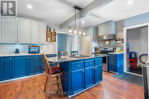 4464 Sixth Avenue, Niagara Falls (Downtown), ON - Indoor Photo Showing Kitchen With Upgraded Kitchen