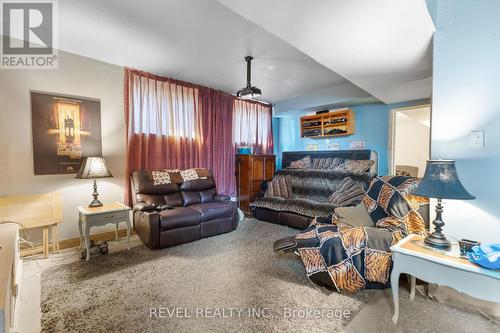 4464 Sixth Avenue, Niagara Falls (Downtown), ON - Indoor Photo Showing Living Room