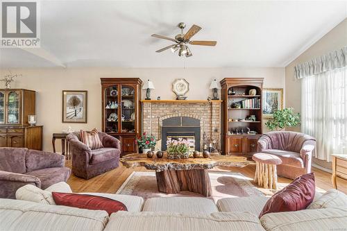 551 Hollywood Rd, Qualicum Beach, BC - Indoor Photo Showing Living Room With Fireplace