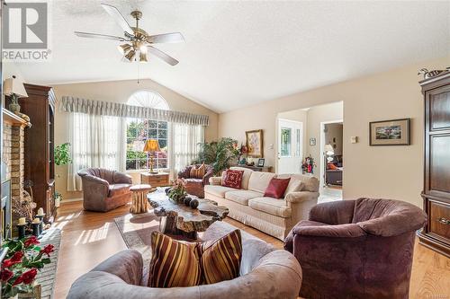 551 Hollywood Rd, Qualicum Beach, BC - Indoor Photo Showing Living Room