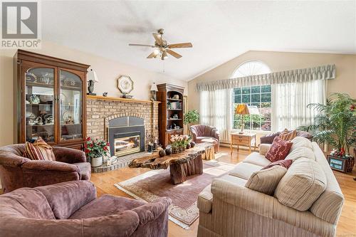 551 Hollywood Rd, Qualicum Beach, BC - Indoor Photo Showing Living Room With Fireplace