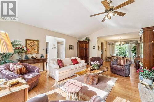 551 Hollywood Rd, Qualicum Beach, BC - Indoor Photo Showing Living Room