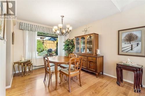 551 Hollywood Rd, Qualicum Beach, BC - Indoor Photo Showing Dining Room