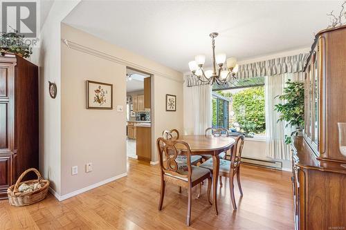 551 Hollywood Rd, Qualicum Beach, BC - Indoor Photo Showing Dining Room