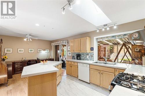 551 Hollywood Rd, Qualicum Beach, BC - Indoor Photo Showing Kitchen With Double Sink