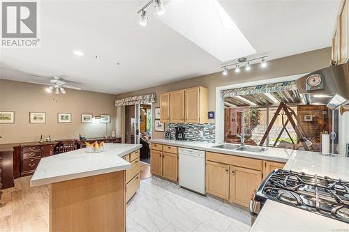 551 Hollywood Rd, Qualicum Beach, BC - Indoor Photo Showing Kitchen With Double Sink