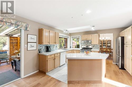 551 Hollywood Rd, Qualicum Beach, BC - Indoor Photo Showing Kitchen