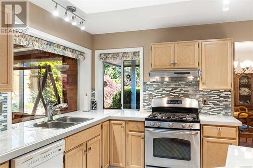 551 Hollywood Rd, Qualicum Beach, BC - Indoor Photo Showing Kitchen With Double Sink