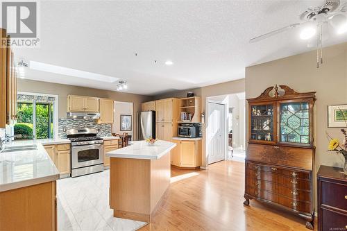 551 Hollywood Rd, Qualicum Beach, BC - Indoor Photo Showing Kitchen