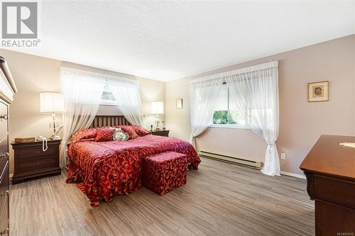 551 Hollywood Rd, Qualicum Beach, BC - Indoor Photo Showing Bedroom