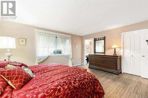 551 Hollywood Rd, Qualicum Beach, BC - Indoor Photo Showing Bedroom