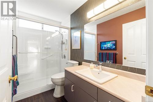 551 Hollywood Rd, Qualicum Beach, BC - Indoor Photo Showing Bathroom