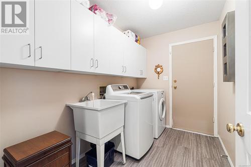 551 Hollywood Rd, Qualicum Beach, BC - Indoor Photo Showing Laundry Room