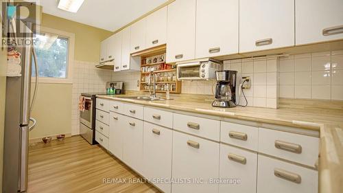 4 Greenfield Square, Brampton (Northgate), ON - Indoor Photo Showing Kitchen