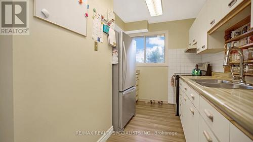 4 Greenfield Square, Brampton (Northgate), ON - Indoor Photo Showing Kitchen With Double Sink