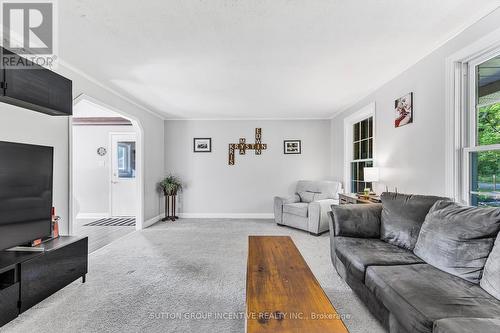 1683 Dunns Line, Severn, ON - Indoor Photo Showing Living Room