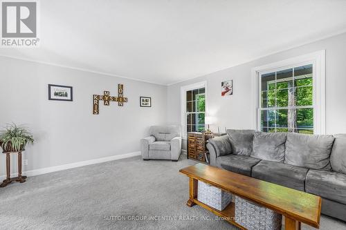 1683 Dunns Line, Severn, ON - Indoor Photo Showing Living Room