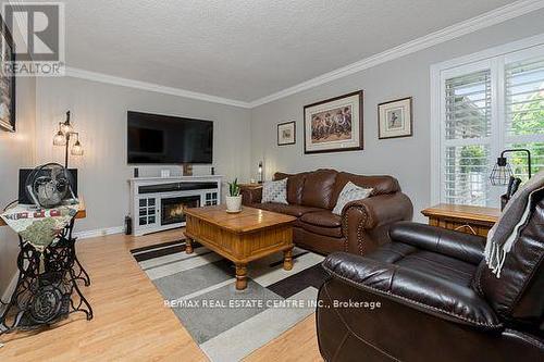 53 Mckinnon Avenue, Halton Hills (Georgetown), ON - Indoor Photo Showing Living Room