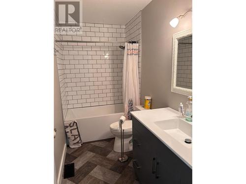 2131 23 Avenue, Salmon Arm, BC - Indoor Photo Showing Bathroom