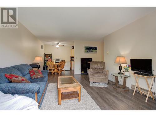 3160 De Montreuil Court Unit# 203, Kelowna, BC - Indoor Photo Showing Living Room