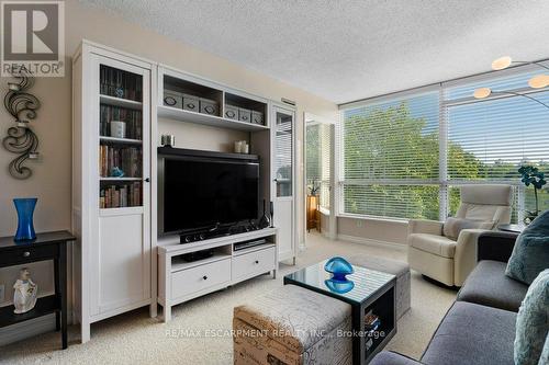 310 - 1276 Maple Crossing Boulevard, Burlington, ON - Indoor Photo Showing Living Room