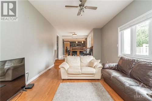 678 Melbourne Avenue, Ottawa, ON - Indoor Photo Showing Living Room