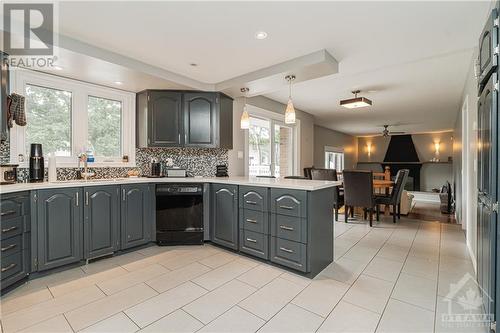 678 Melbourne Avenue, Ottawa, ON - Indoor Photo Showing Kitchen