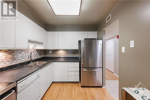 18 Nepean Street Unit#1003, Ottawa, ON - Indoor Photo Showing Kitchen