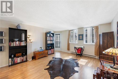 18 Nepean Street Unit#1003, Ottawa, ON - Indoor Photo Showing Living Room