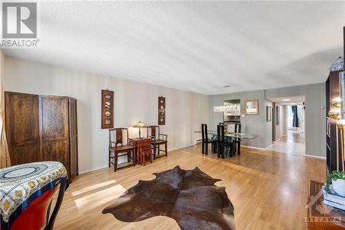 18 Nepean Street Unit#1003, Ottawa, ON - Indoor Photo Showing Living Room