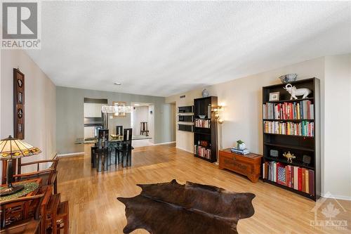 18 Nepean Street Unit#1003, Ottawa, ON - Indoor Photo Showing Living Room