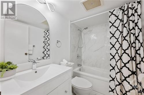 18 Nepean Street Unit#1003, Ottawa, ON - Indoor Photo Showing Bathroom