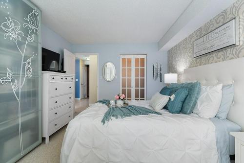 1276 Maple Crossing Boulevard|Unit #310, Burlington, ON - Indoor Photo Showing Bedroom