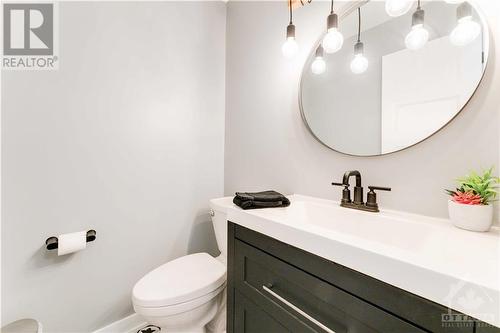 12 Butterfield Road, Munster, ON - Indoor Photo Showing Bathroom