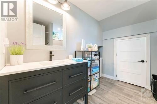 12 Butterfield Road, Munster, ON - Indoor Photo Showing Bathroom