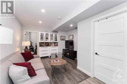 12 Butterfield Road, Munster, ON - Indoor Photo Showing Living Room