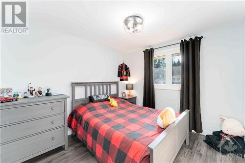 12 Butterfield Road, Munster, ON - Indoor Photo Showing Bedroom