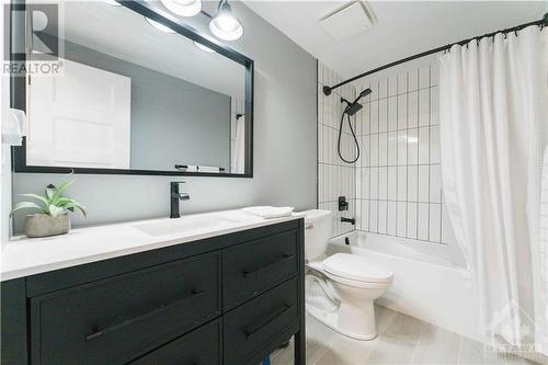 12 Butterfield Road, Munster, ON - Indoor Photo Showing Bathroom