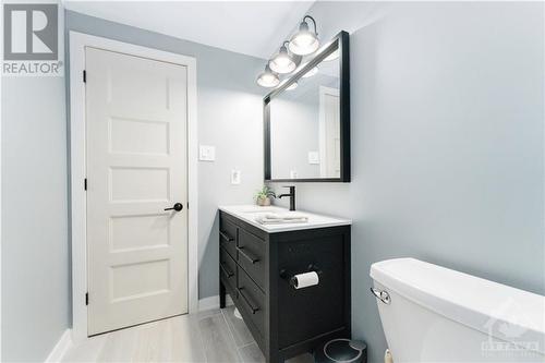 12 Butterfield Road, Munster, ON - Indoor Photo Showing Bathroom