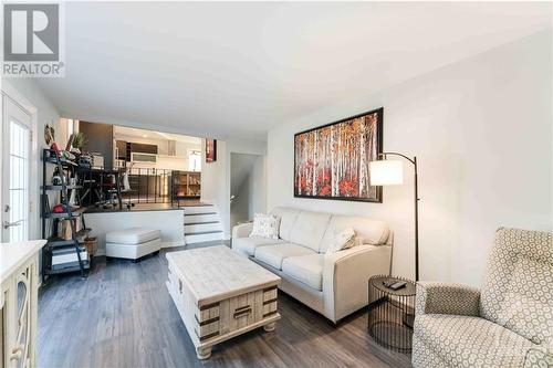 12 Butterfield Road, Munster, ON - Indoor Photo Showing Living Room