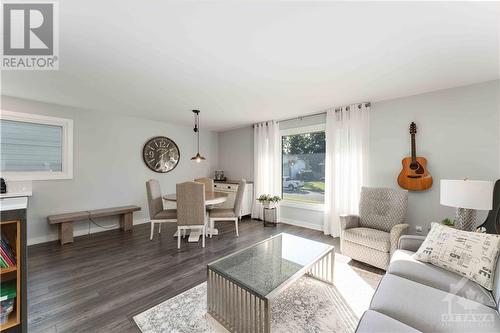 12 Butterfield Road, Munster, ON - Indoor Photo Showing Living Room