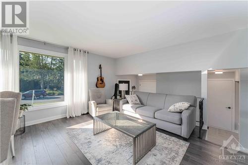 12 Butterfield Road, Munster, ON - Indoor Photo Showing Living Room