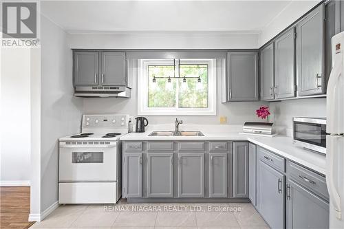 2 Acadia Crescent, St. Catharines, ON - Indoor Photo Showing Kitchen With Double Sink